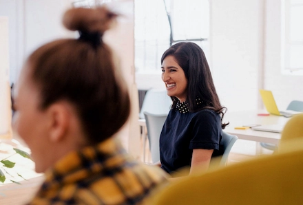 Photo femme souriante au travail