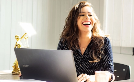 Photo d'une juriste souriante au travail