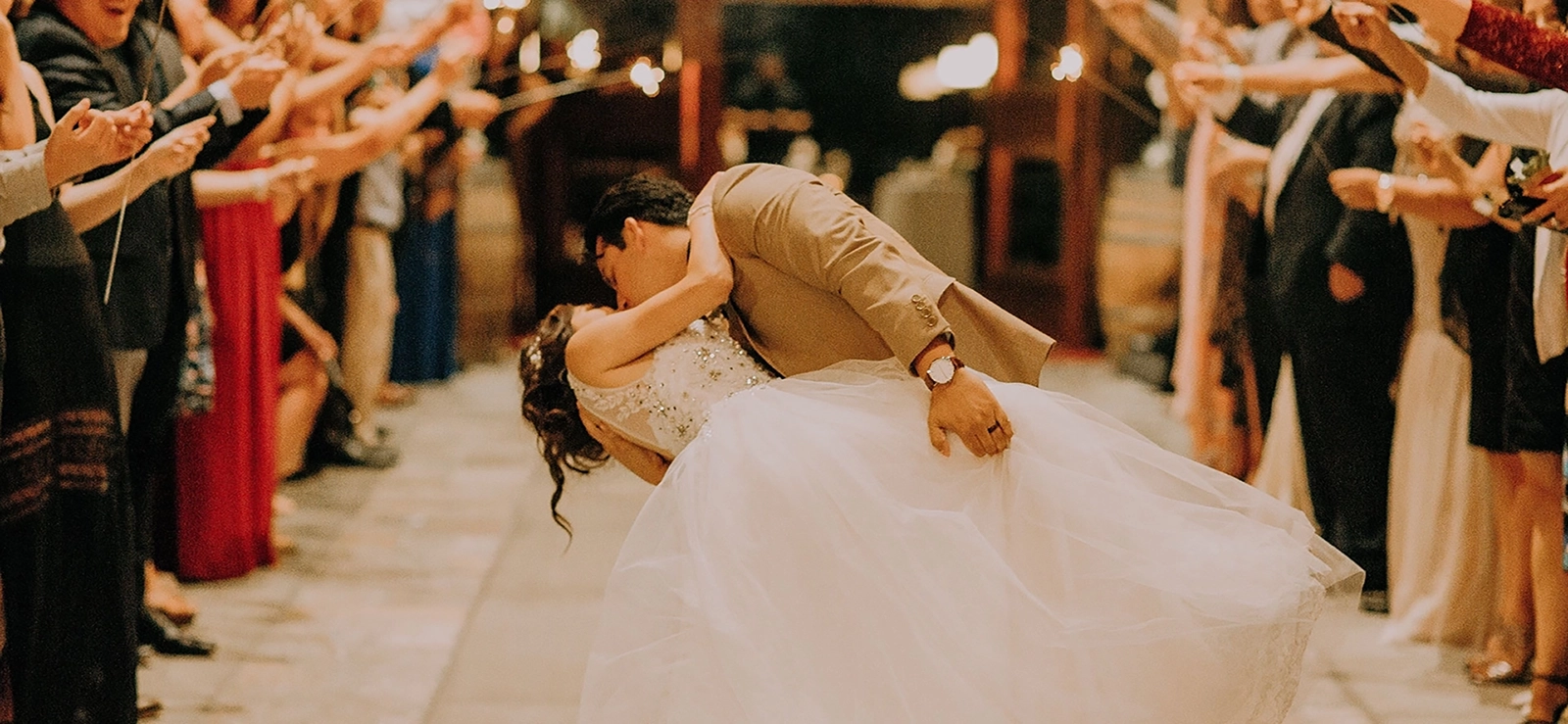 Photo d'un couple qui s'embrasse lors de leur mariage