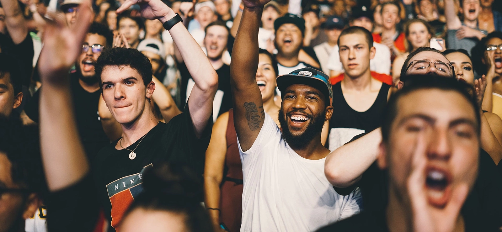 Photo d'une foule de gens heureux lors d'un concert