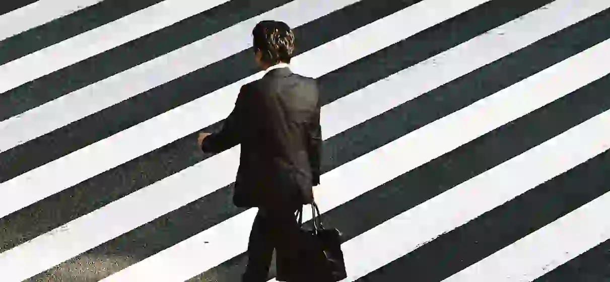 Photo d'un homme marchant sur un passage piéton